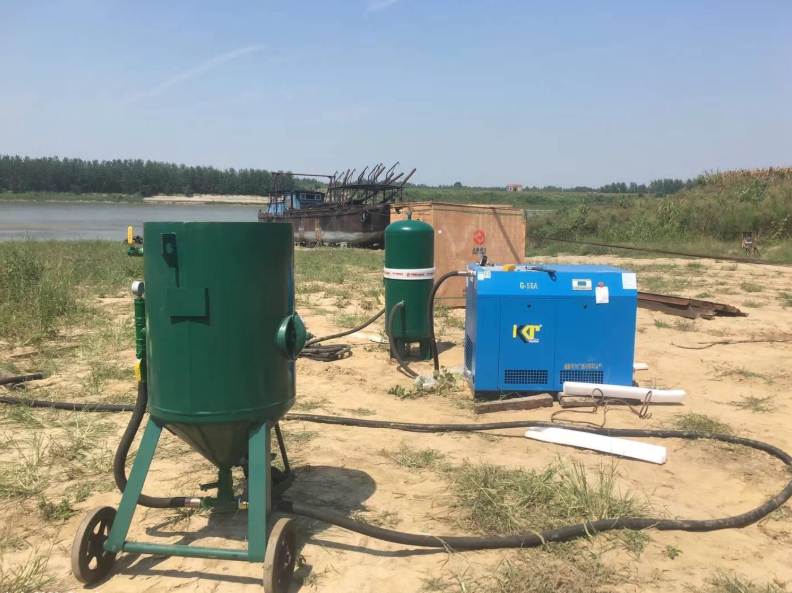 1639630665196838.jpg 仙桃船廠除銹噴砂.jpg